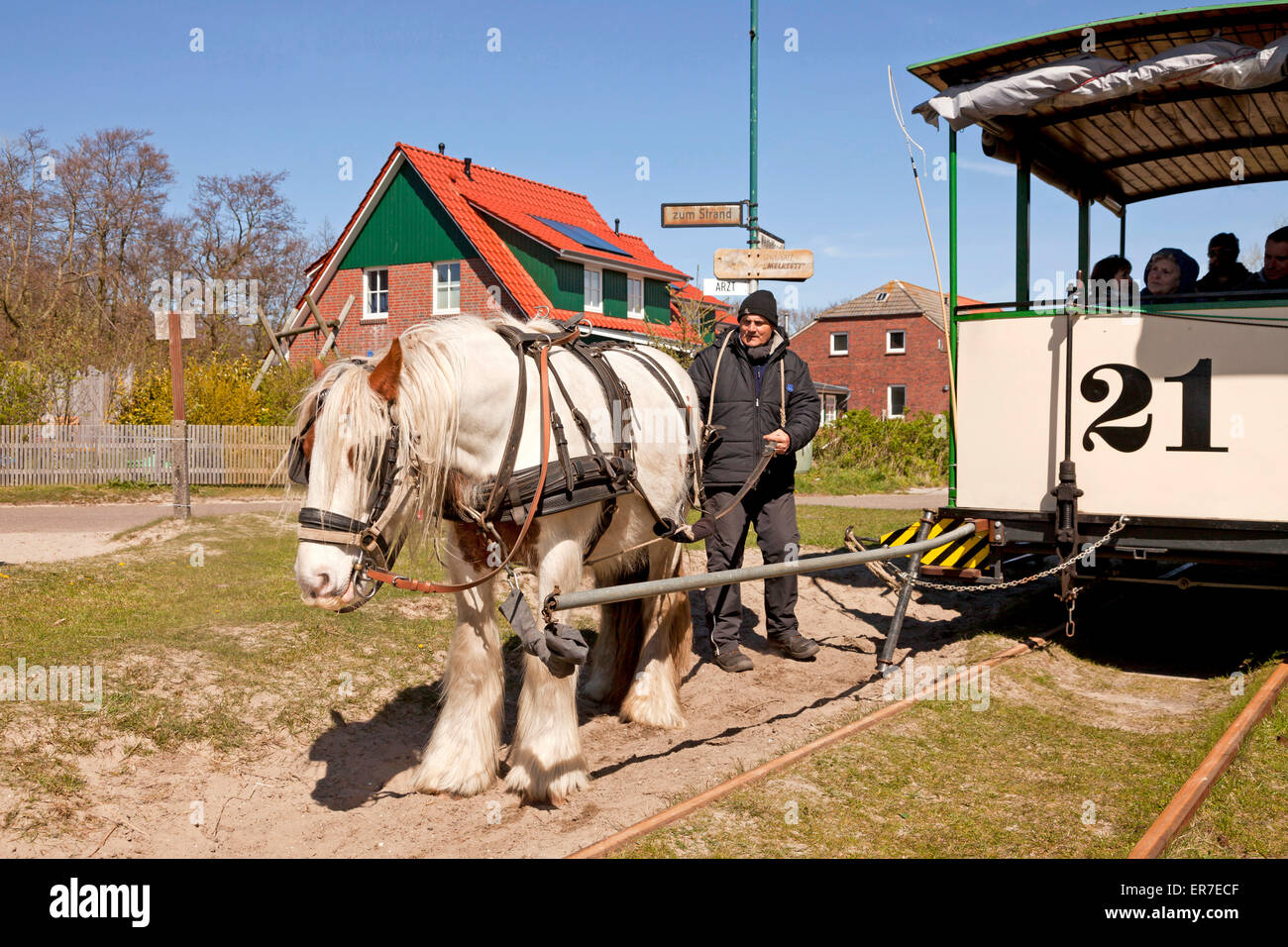A cavallo il museo ferroviario, Est isola Frisone Spiekeroog, Bassa Sassonia, Germania Foto Stock