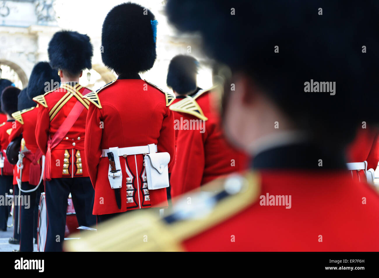 Membri della Regina della Guardia band in attesa di giocare i loro strumenti durante la processione Queen, Londra, Inghilterra. Foto Stock