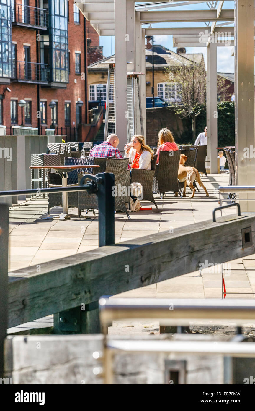 Double Tree by Hilton Granary Wharf Leeds persone con cani fuori da pranzo Foto Stock
