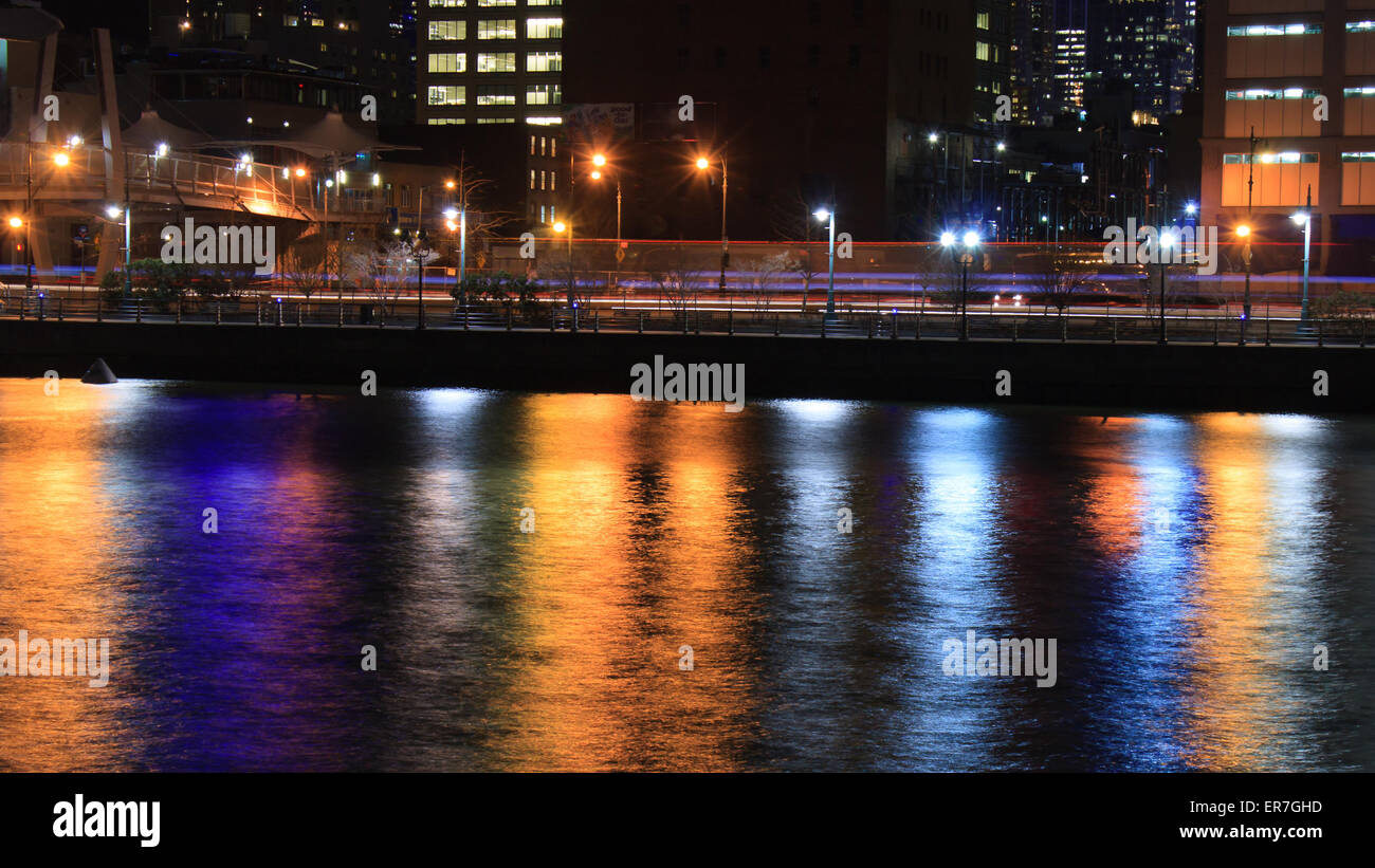 Colorata città luci che riflettono nel fiume Hudson in Manhattan, New York  City Foto stock - Alamy