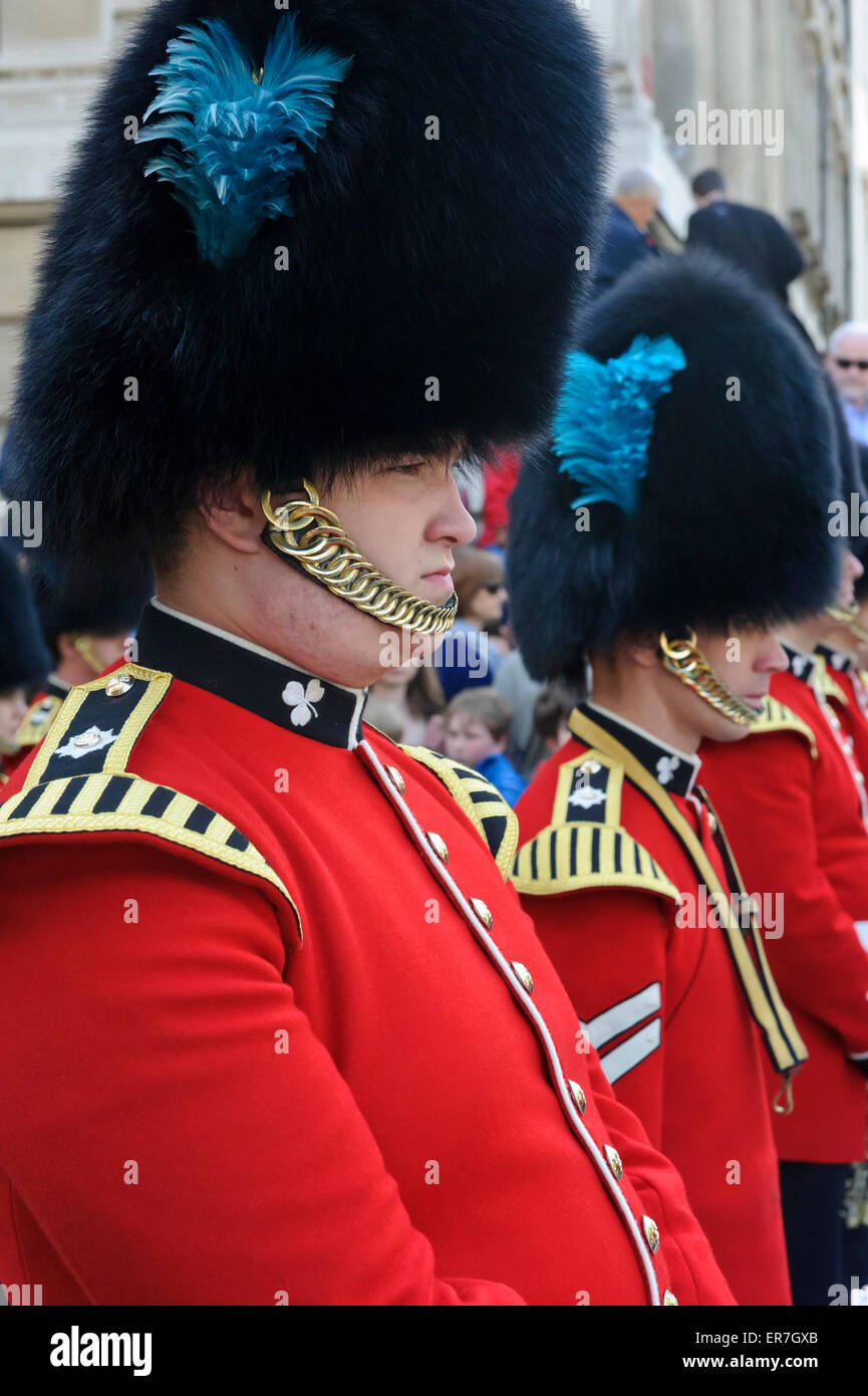 Guardie della Regina nella loro uniforme rosso e nero portano cappelli di  pelliccia, Londra, Inghilterra, Regno Unito Foto stock - Alamy