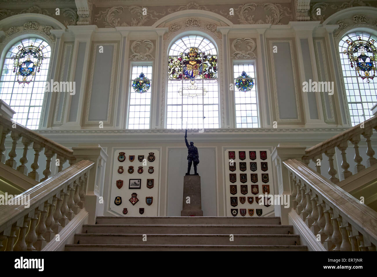 Oriente scalinata con militari britannici lapidi e statue del Belfast City Hall Foto Stock