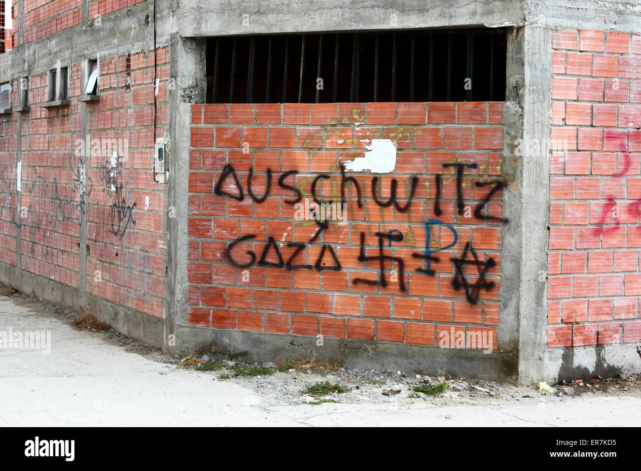Graffiti equiparando gli Ebrei ai nazisti oltre le loro azioni nella Striscia di Gaza e la Palestina, El Alto, Bolivia Foto Stock