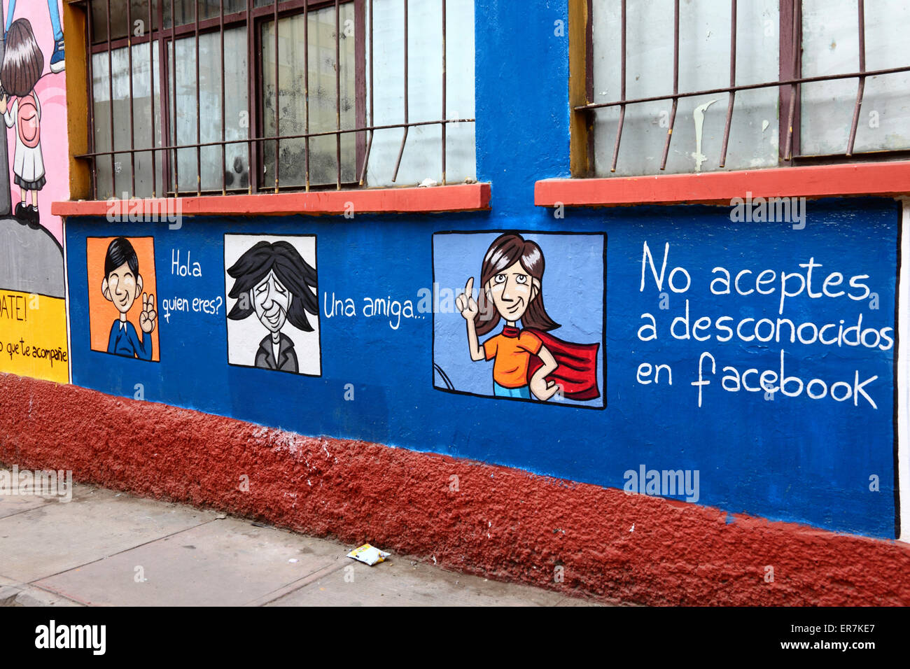 Murale a scuola che avvisa i bambini di non accettare sconosciuti come amici su Facebook, parte di una campagna contro il traffico di bambini, la Paz, Bolivia Foto Stock