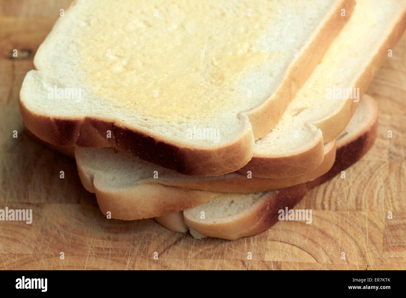 Fette di bianco pane imburrato Foto Stock