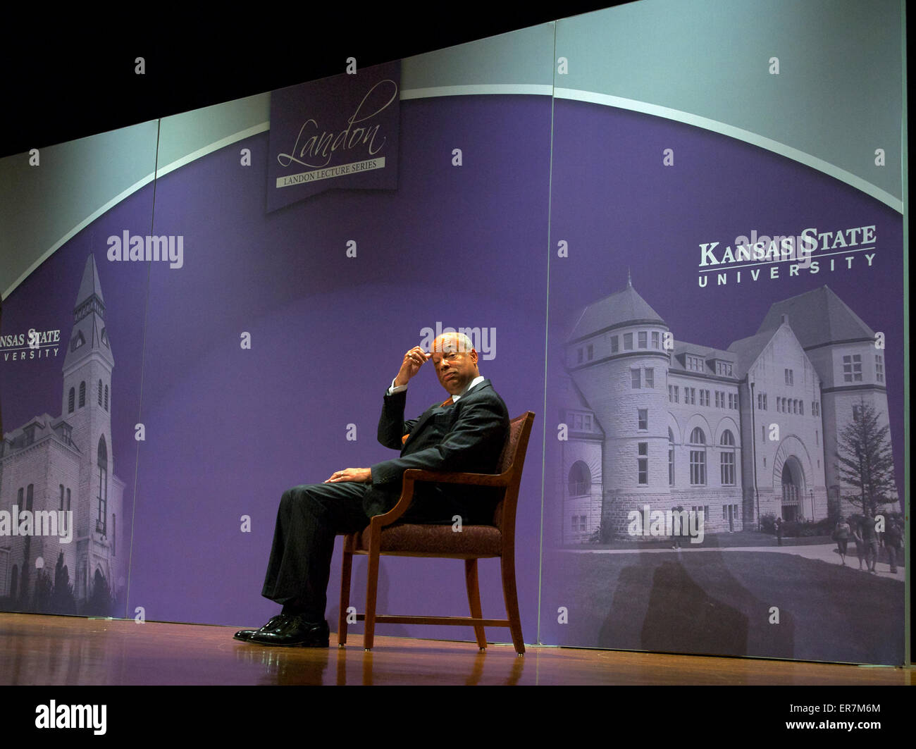 Manhattan Kansas. 5-27-2015 Segretario del Dipartimento per la sicurezza nazionale , gli onorevoli Jeh Johnson a Kansas State University offrendo il suo 'Landon' lecture al corpo studentesco. Credito: Mark Reinstein Foto Stock