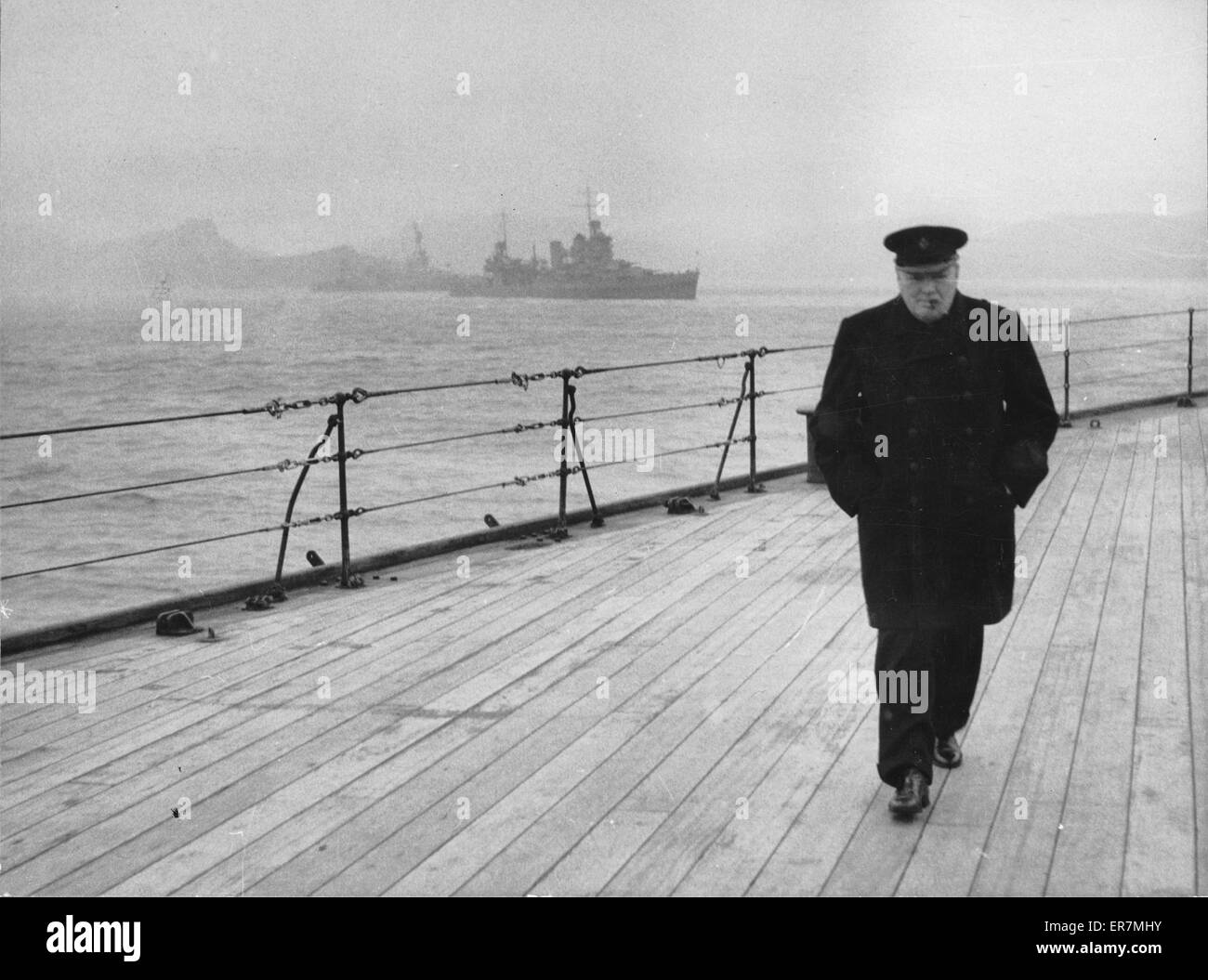 Il Primo Ministro il viaggio di ritorno attraverso l'Atlantico. La fotografia mostra il Primo Ministro Winston Churchill, full-length, camminando sul ponte della HMS. Il Principe di Galles durante la conferenza atlantica. Data 1941. 1941 Foto Stock