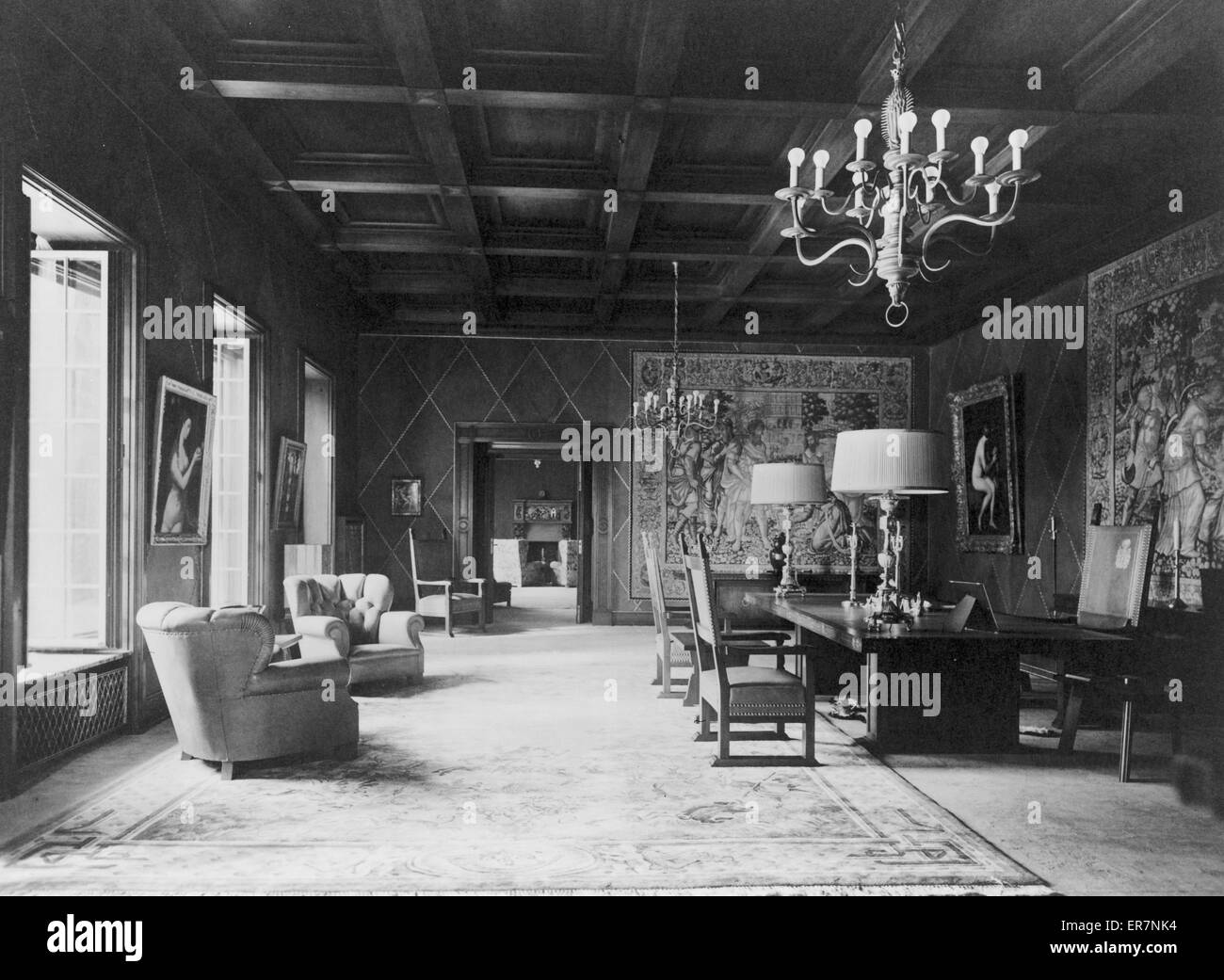 Carinhall, sala di ricevimento. Fotografia che mostra una grande sala di ricevimento di Hermann Goering's residence Carinhall, dotate di una grande scrivania e decorate con arazzi e opere d'arte. Data ca. 1940. Foto Stock