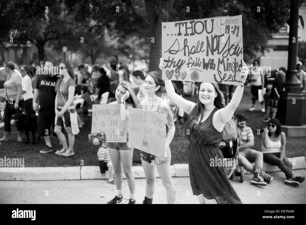 Austin, Texas, Stati Uniti d'America. Il 23 maggio 2015. Marzo contro Monsanto. I manifestanti hanno marciato attraverso il centro di Austin in Texas che termina in corrispondenza del Texas Foto Stock