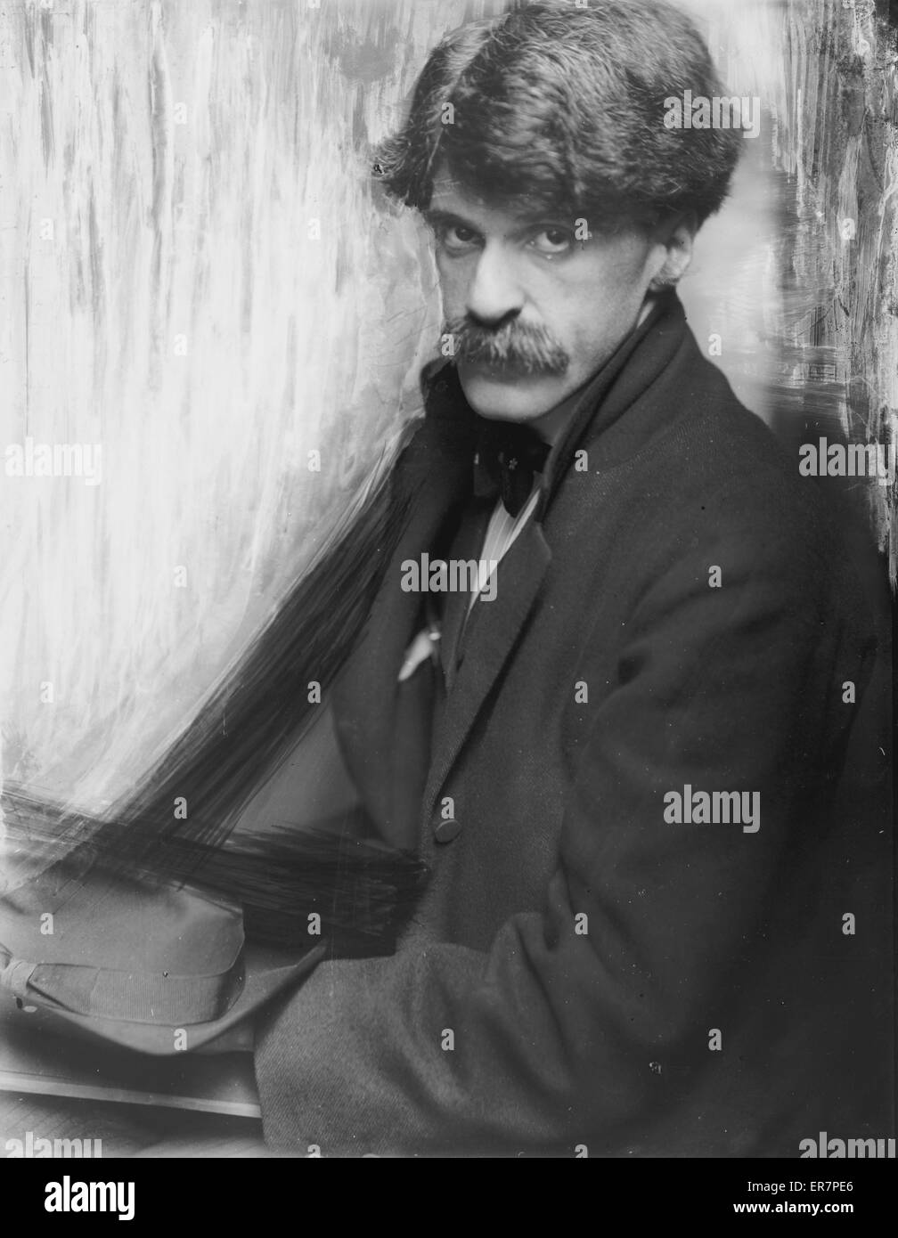 Alfred Stieglitz. Alfred Sieglitz, mezza lunghezza ritratto, seduto, rivolto verso la parte anteriore. Data 1902. Foto Stock