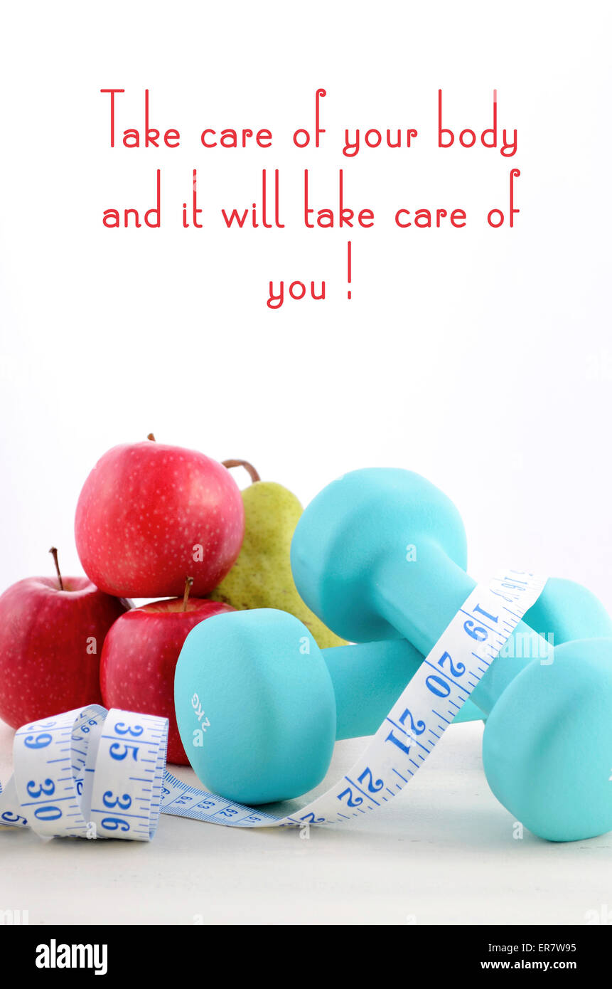 La salute e il concetto di fitness con pesi femminile e di ispirazione popolare dicendo il testo. Foto Stock