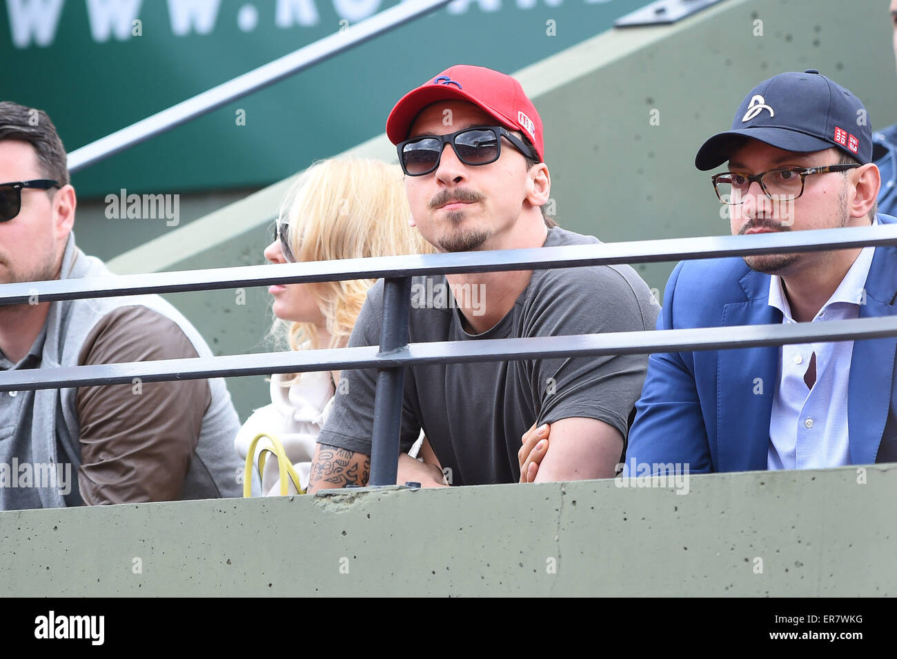 Parigi, Francia. 28 Maggio, 2015. Roland Garros di Parigi, Francia. 28 Maggio, 2015. Open di Francia di tennis campionati. Novak Djokovic (Ser) guardato da calciatore svedese Zlatan Ibrahimovic Credito: Azione Sport Plus/Alamy Live News Foto Stock