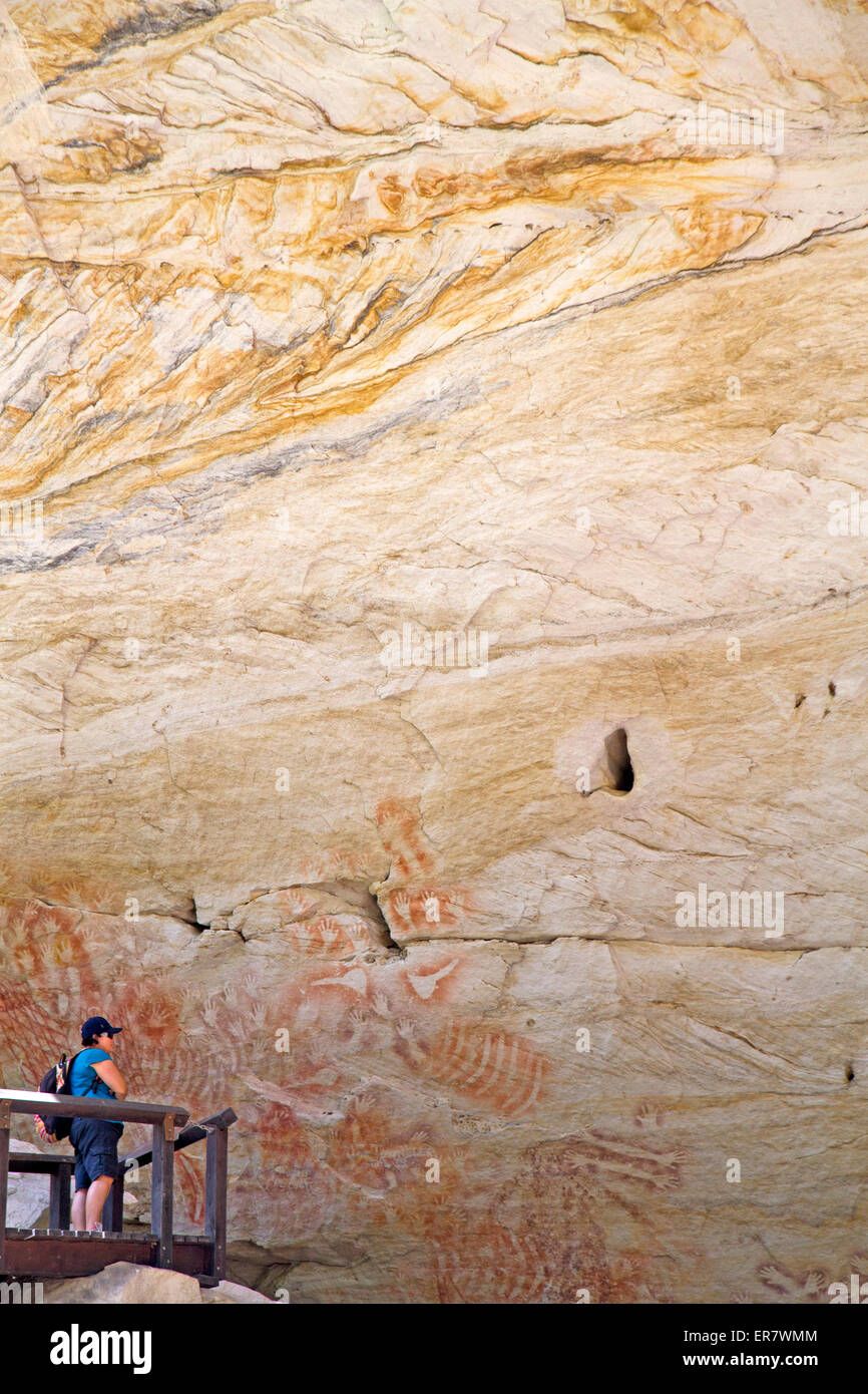 Arte aborigena a Cathedral Cave in Carnarvon Gorge Foto Stock