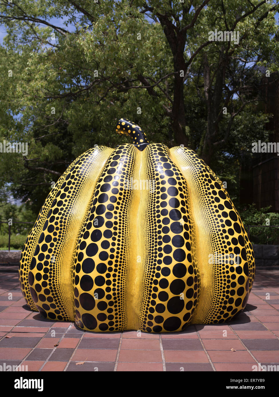 Yayoi Kusama zucca al di fuori della Città di Fukuoka Art Museum, citta' di Fukuoka, Kyushu, Giappone Foto Stock