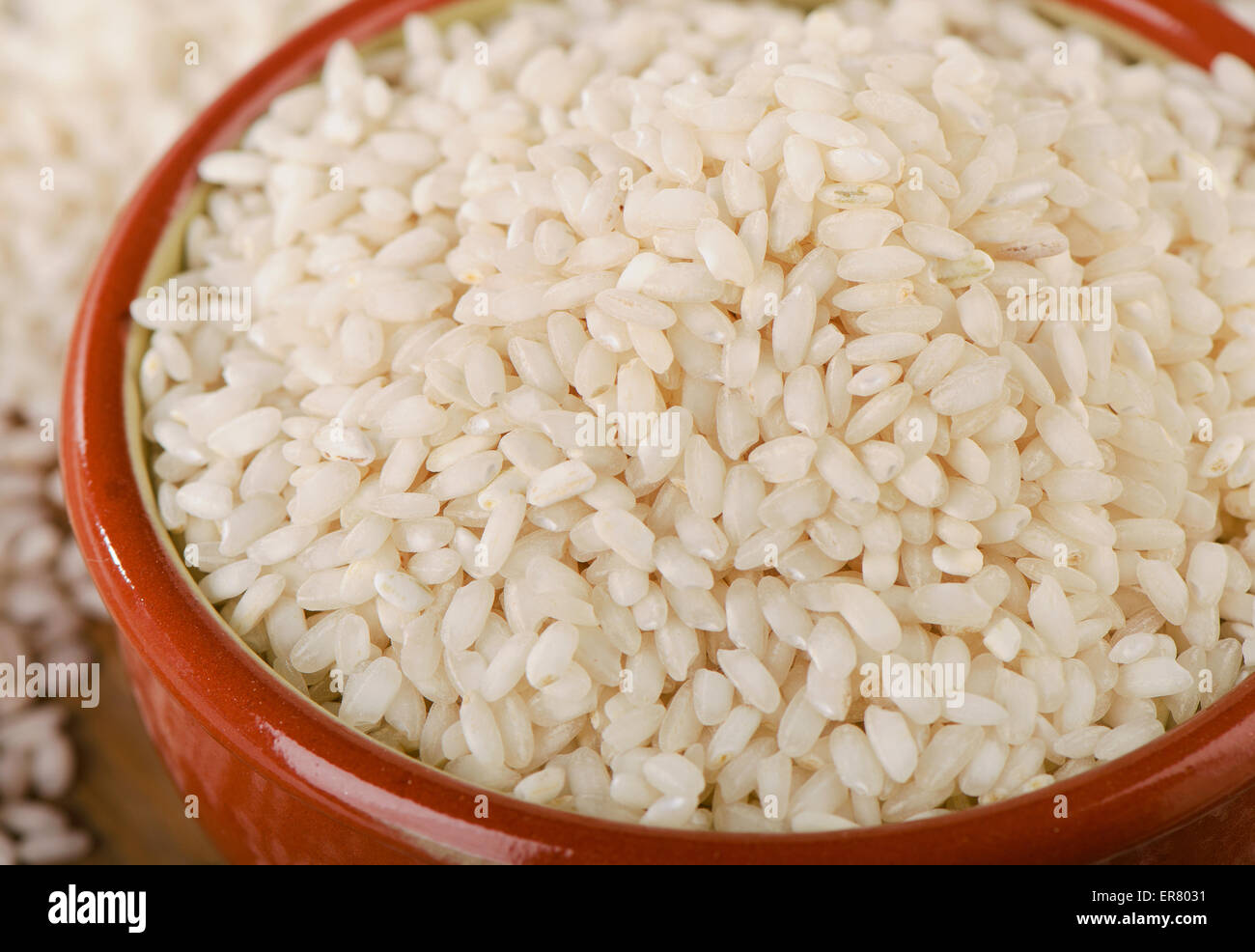 Riso Arborio crudo in una ciotola. Messa a fuoco selettiva Foto Stock