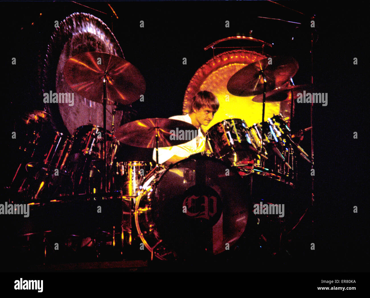 Carl Palmer di classic rock band Emerson Lake e Palmer in performance dal vivo, 1977. Foto Stock