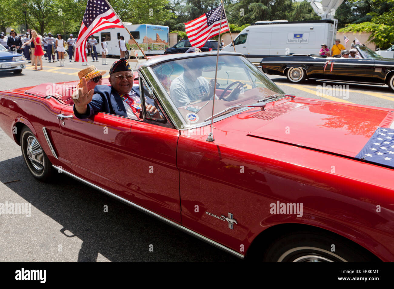 US Marine Corps veterano nel vintage convertibile Ford Mustang auto durante il National Memorial Day Parade - Washington DC, Stati Uniti d'America Foto Stock