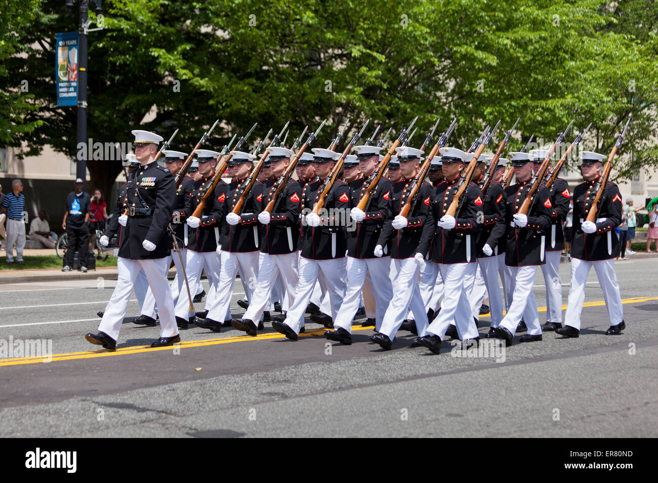 US Marine Corps cerimoniale trapano guardia squadra Marching in Memorial Day parade - Washington DC, Stati Uniti d'America Foto Stock
