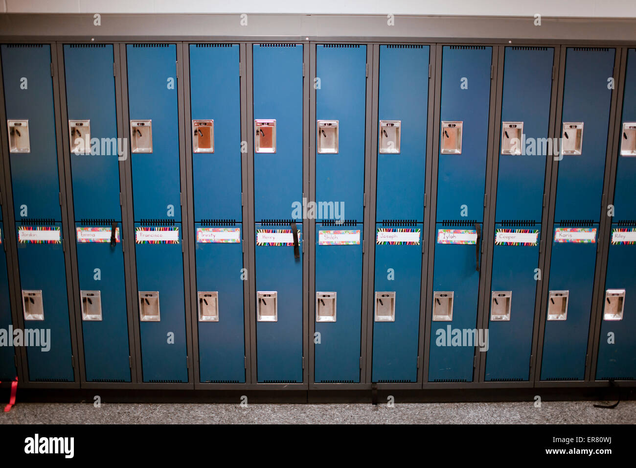 Una fila di armadietti in una scuola in corridoio. Foto Stock