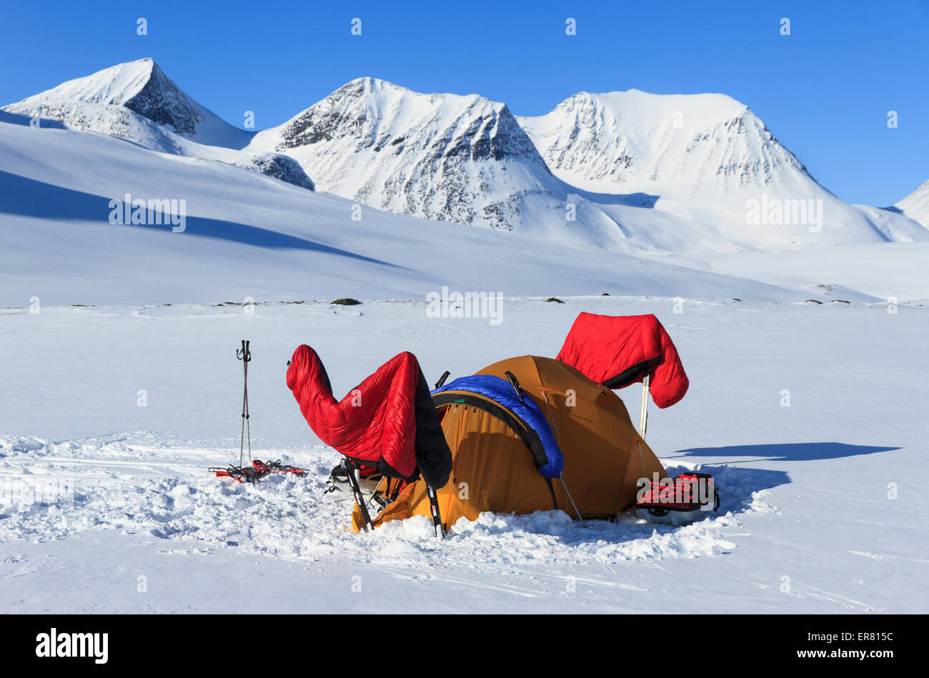 Sacchi a pelo di essiccazione al sole in un inverno campeggio in Lapponia, Svezia. Foto Stock