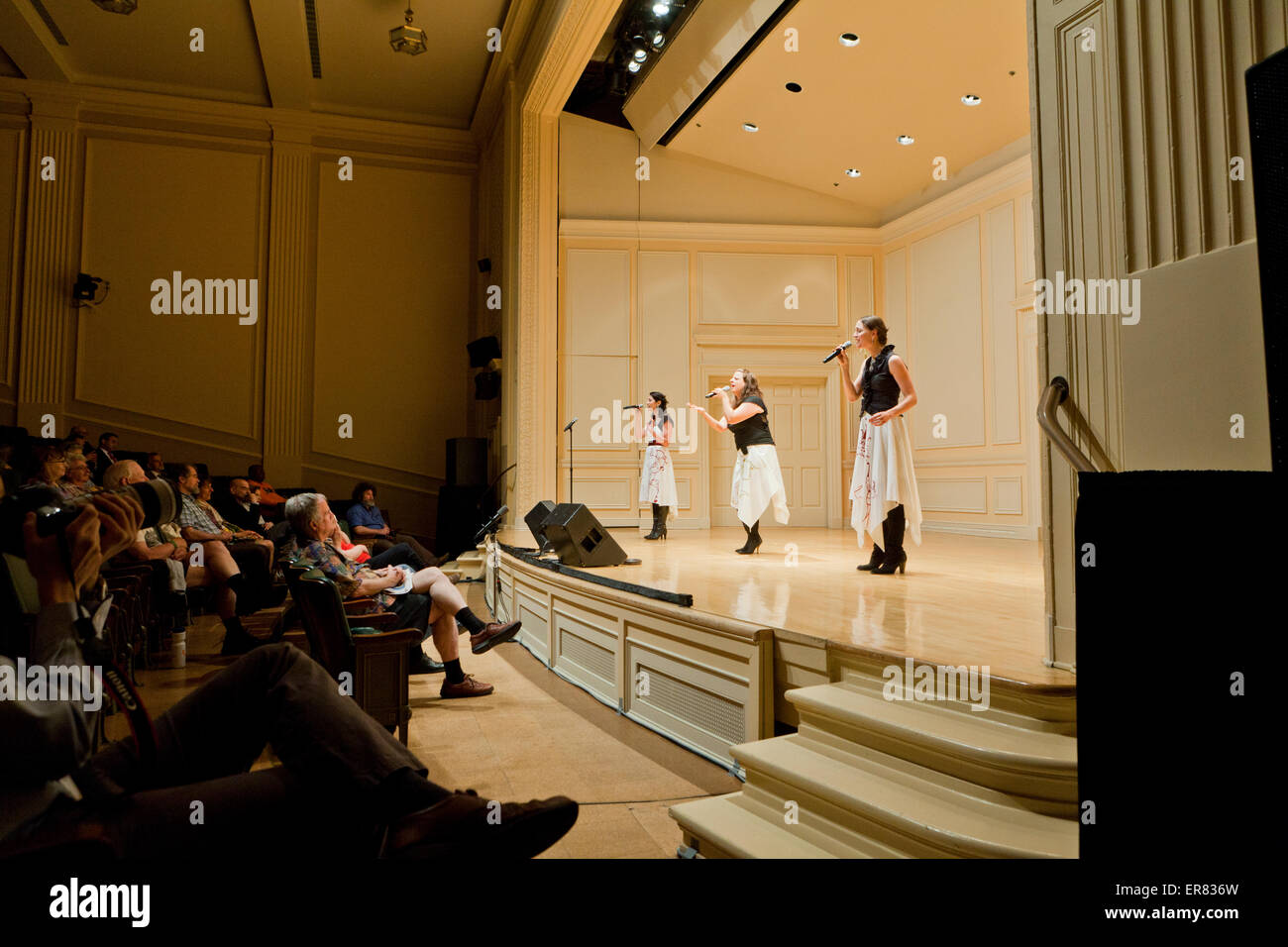 "Zulal' armeno cantanti folk sul palco - USA Foto Stock