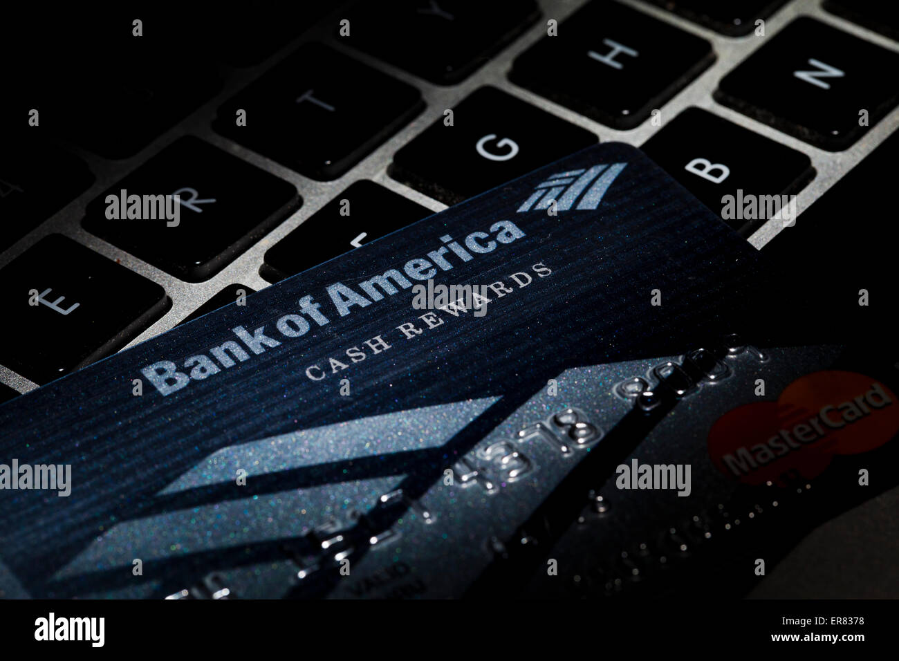 B di una carta di credito sulla tastiera del computer - USA Foto Stock