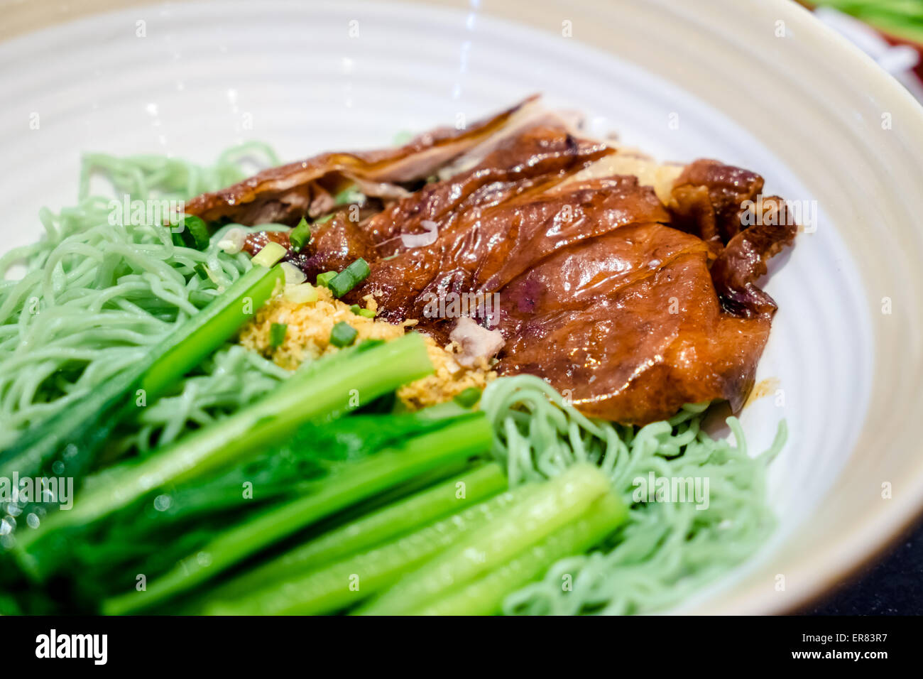 Close up anatra arrosto con verde zuppa di noodle per cibo cinese Foto Stock