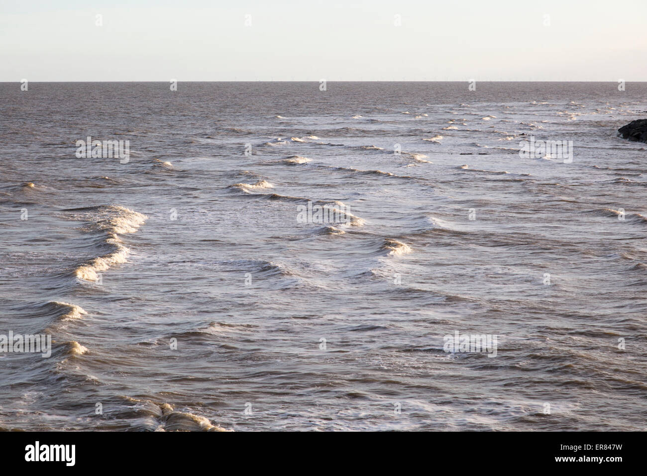 Increspato le onde nel Mare del Nord, off est Lane, Bawdsey, Suffolk, Inghilterra, Regno Unito Foto Stock