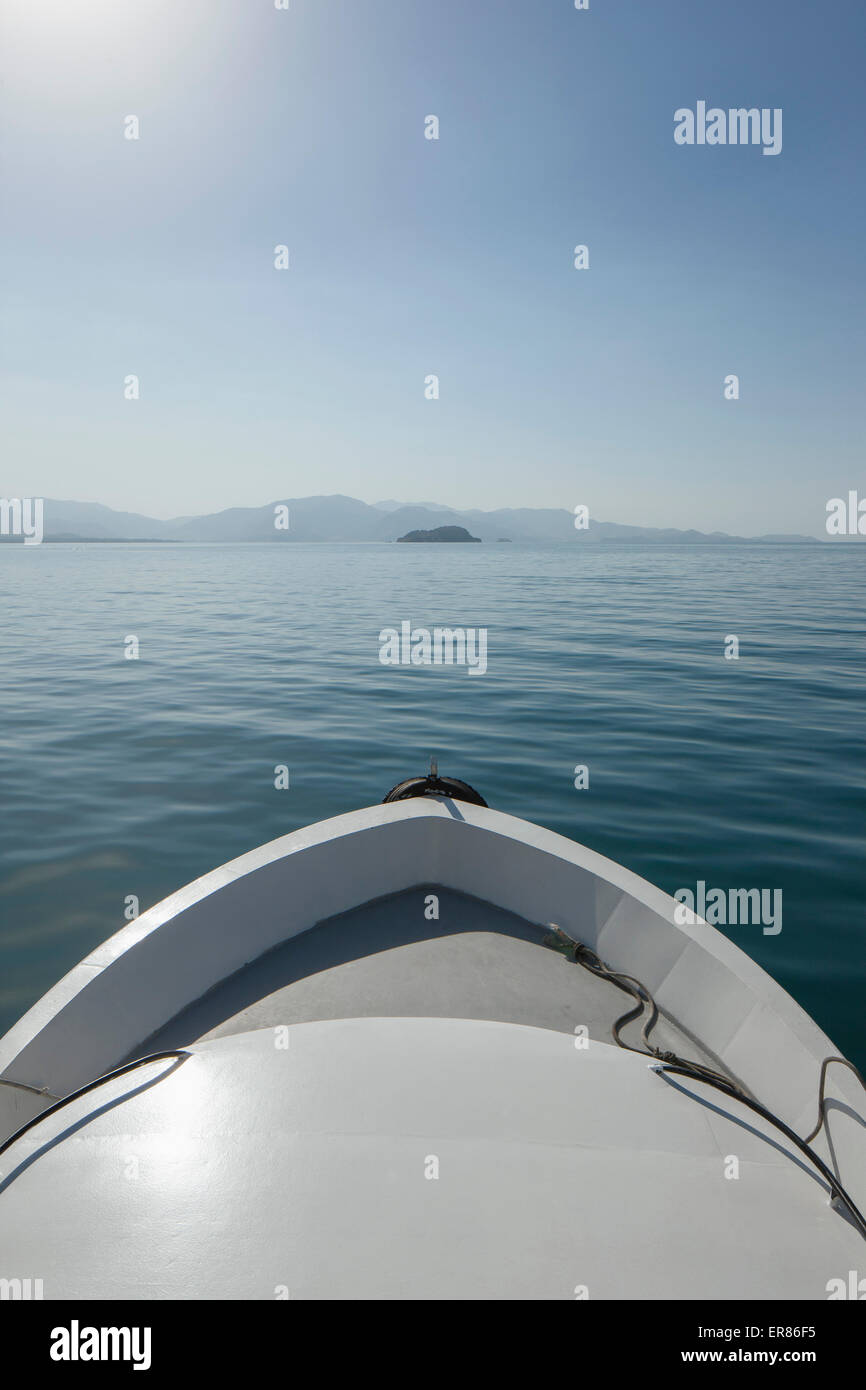Immagine ritagliata della barca sul mare contro il cielo chiaro Foto Stock