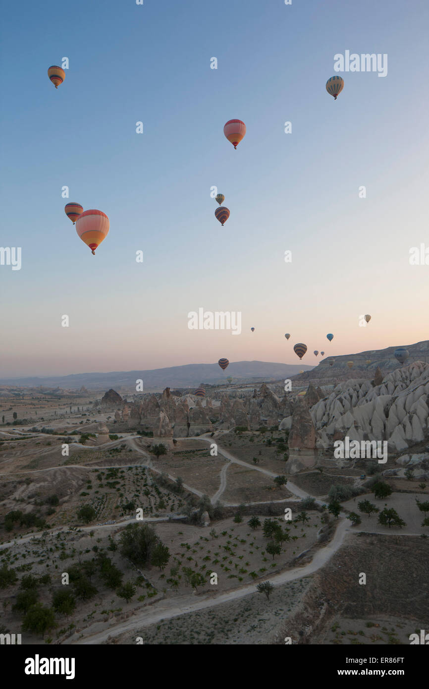 I palloni ad aria calda volando sul paesaggio roccioso Foto Stock