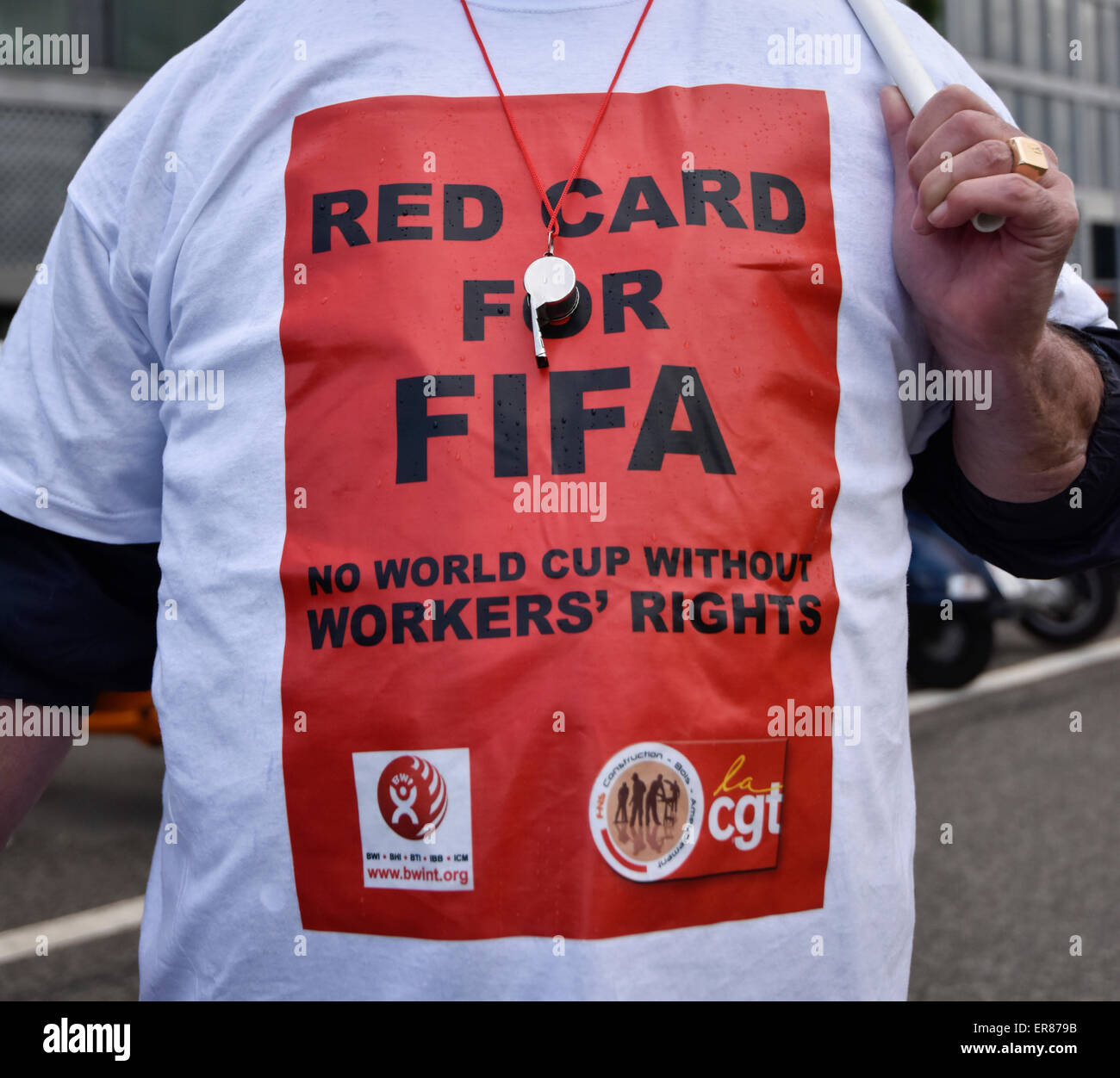 Zurigo, Svizzera. 29 Maggio, 2015. Un uomo arriva una manifestazione davanti Hallenstadion di Zurigo dove la FIFA delegati arrivano solo per il congresso della FIFA. I manifestanti criticare cattive condizioni di lavoro in Qatar durante la costruzione di luoghi di sport per il campionato del mondo FIFA 2022. Credito: thamerpic/Alamy Live News Foto Stock