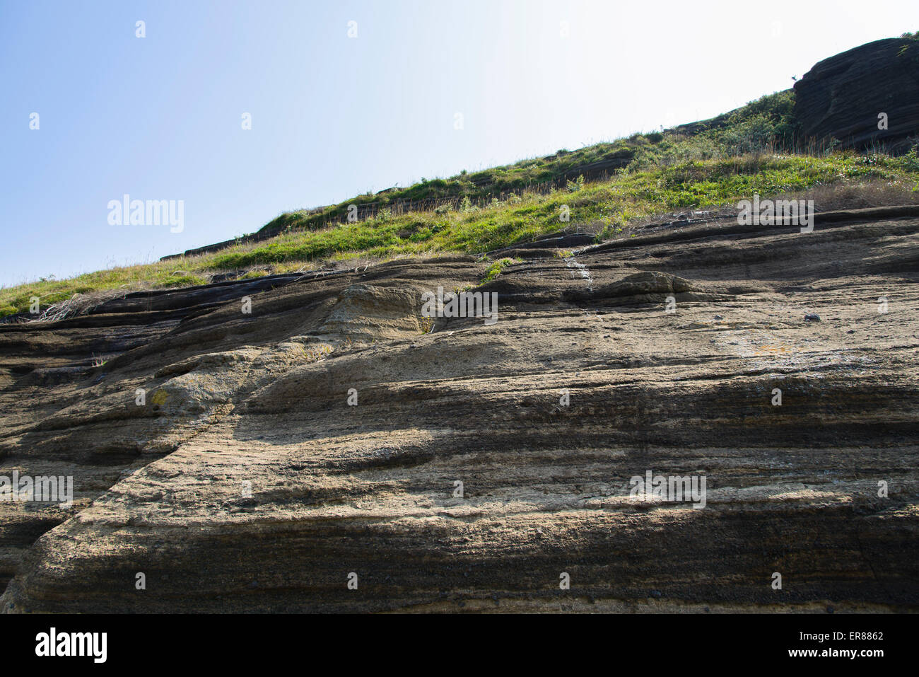 Stratificato di multistory ruvido e strane rocce sedimentarie nella famosa località turistica della costa Yongmeori(testa di drago costa) nell'Isola di Jeju. Foto Stock