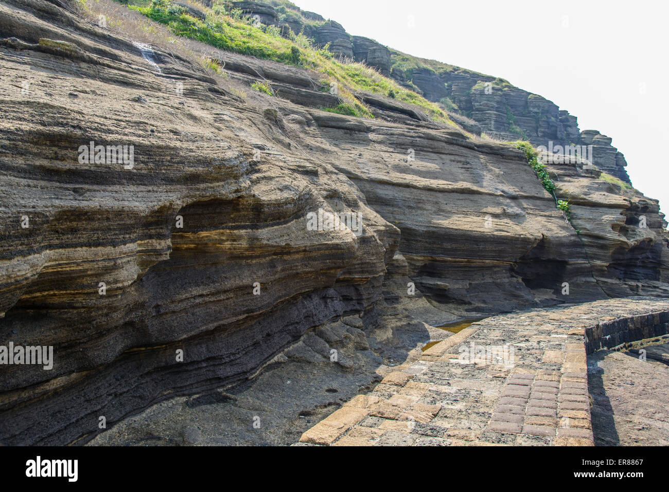 Stratificato di multistory ruvido e strane rocce sedimentarie nella famosa località turistica della costa Yongmeori(testa di drago costa) nell'Isola di Jeju. Foto Stock