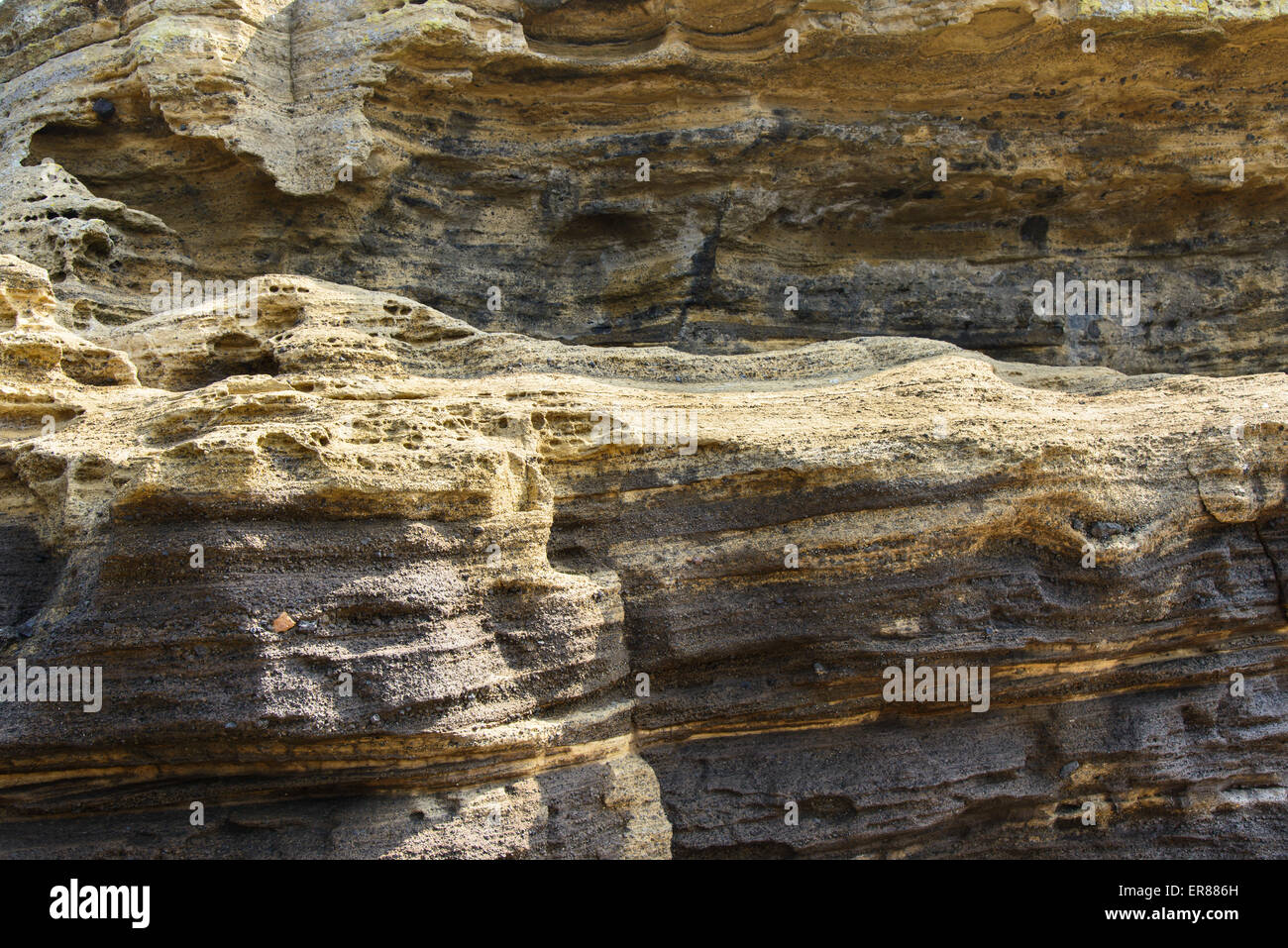 Stratificato di multistory ruvido e strane rocce sedimentarie nella famosa località turistica della costa Yongmeori(testa di drago costa) nell'Isola di Jeju. Foto Stock