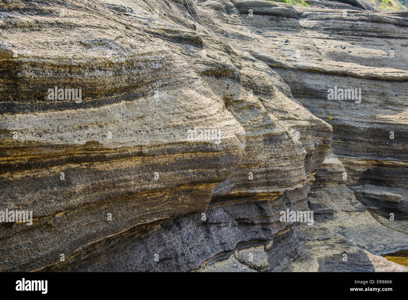 Stratificato di multistory ruvido e strane rocce sedimentarie nella famosa località turistica della costa Yongmeori(testa di drago costa) nell'Isola di Jeju. Foto Stock