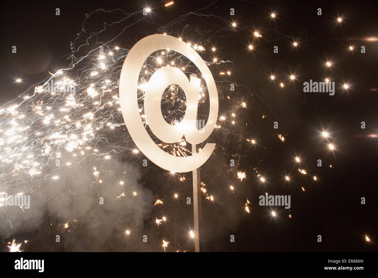 Illuminata di simbolo con fuochi d'artificio di notte Foto Stock