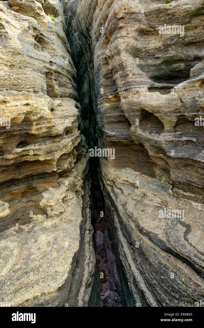 Stratificato di multistory ruvido e strane rocce sedimentarie nella famosa località turistica della costa Yongmeori(testa di drago costa) nell'Isola di Jeju. Foto Stock