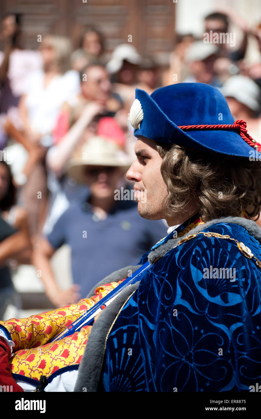 Uomo in costume medievale di Contrada del Nicchio al Corteo Storico prima del Palio di Siena Toscana Italia Foto stock Alamy