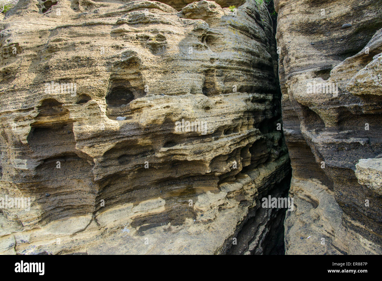 Stratificato di multistory ruvido e strane rocce sedimentarie nella famosa località turistica della costa Yongmeori(testa di drago costa) nell'Isola di Jeju. Foto Stock