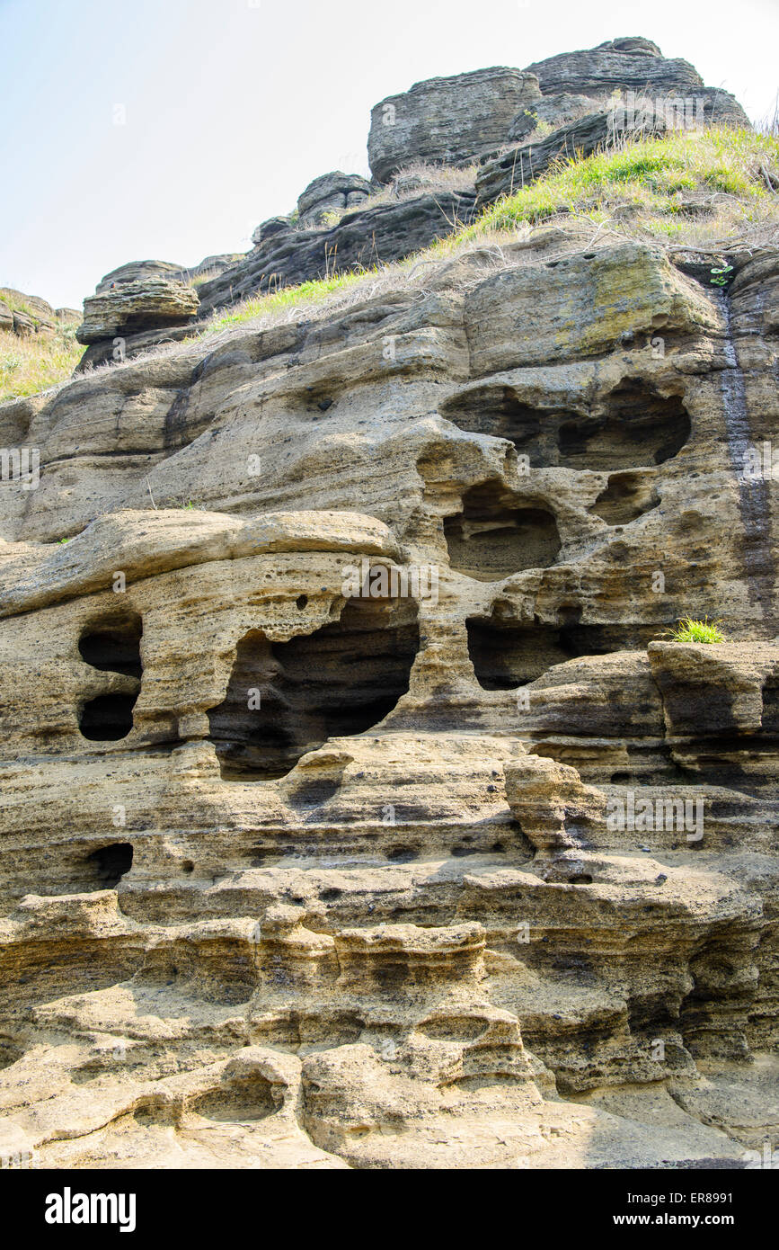 Stratificato di multistory ruvido e strane rocce sedimentarie nella famosa località turistica della costa Yongmeori(testa di drago costa) nell'Isola di Jeju. Foto Stock