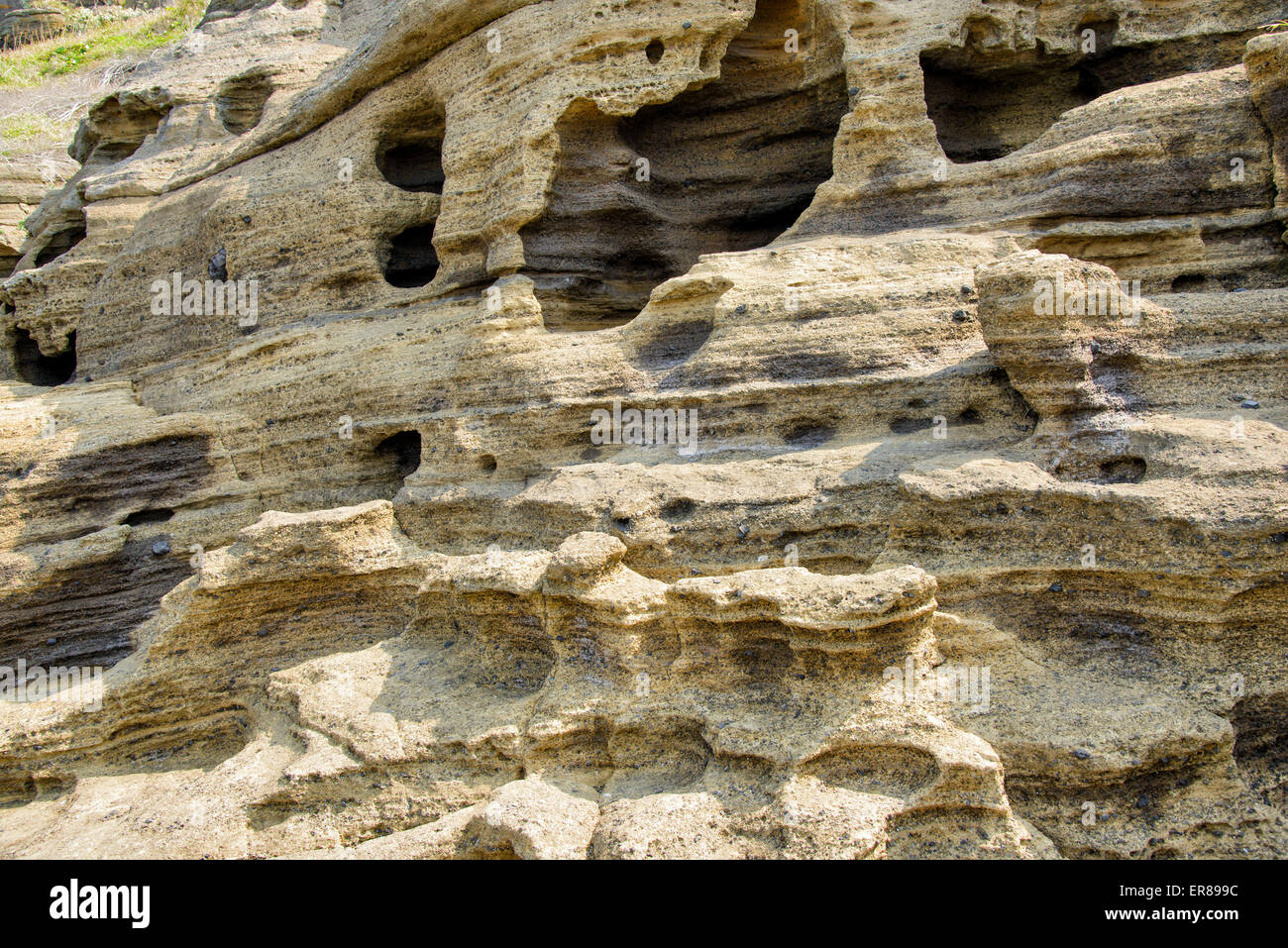 Stratificato di multistory ruvido e strane rocce sedimentarie nella famosa località turistica della costa Yongmeori(testa di drago costa) nell'Isola di Jeju. Foto Stock