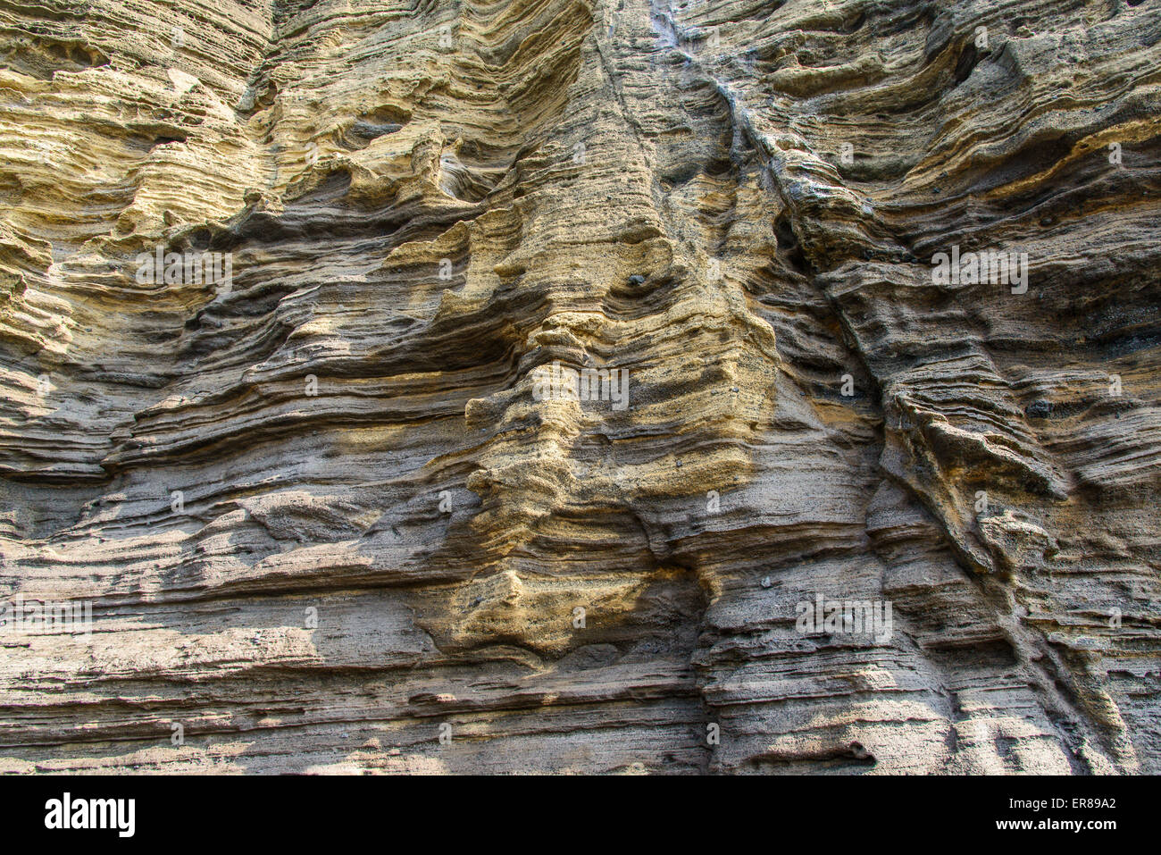 Stratificato di multistory ruvido e strane rocce sedimentarie nella famosa località turistica della costa Yongmeori(testa di drago costa) nell'Isola di Jeju. Foto Stock