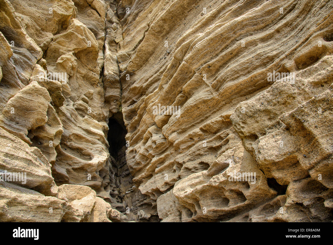 Stratificato di multistory ruvido e strane rocce sedimentarie nella famosa località turistica della costa Yongmeori(testa di drago costa) nell'Isola di Jeju. Foto Stock