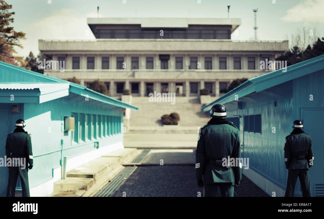 Vista posteriore di soldati permanente al coreano zona demilitarizzata, Corea del Sud Foto Stock