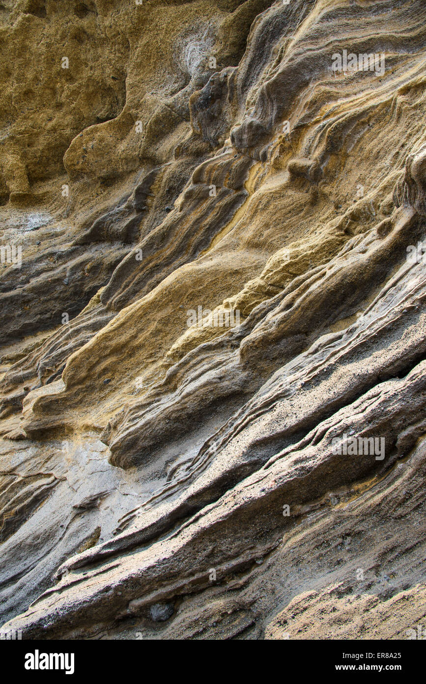Stratificato di multistory ruvido e strane rocce sedimentarie nella famosa località turistica della costa Yongmeori(testa di drago costa) in Jeju Island, Foto Stock