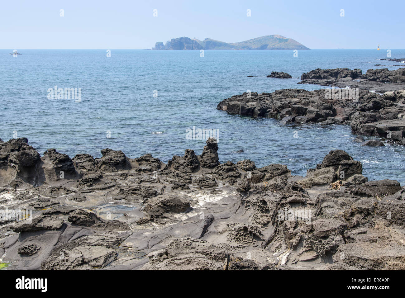Paesaggio con Chagwido Isola e strane rocce vulcaniche, vista da Olle 12 corse in Jeju Island, Corea. Foto Stock