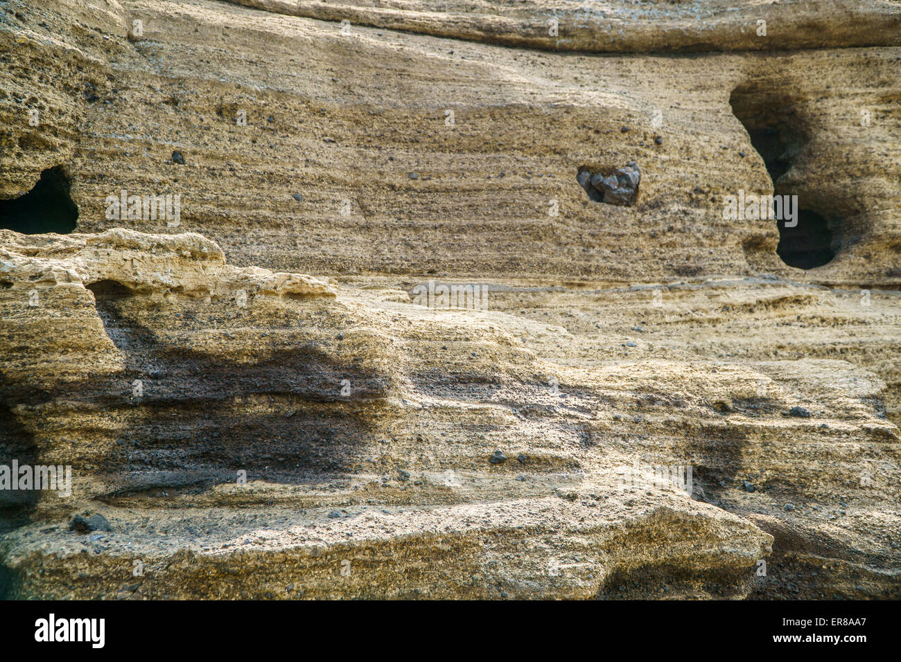 Stratificato di multistory ruvido e strane rocce sedimentarie nella famosa località turistica della costa Yongmeori(testa di drago costa) nell'Isola di Jeju. Foto Stock