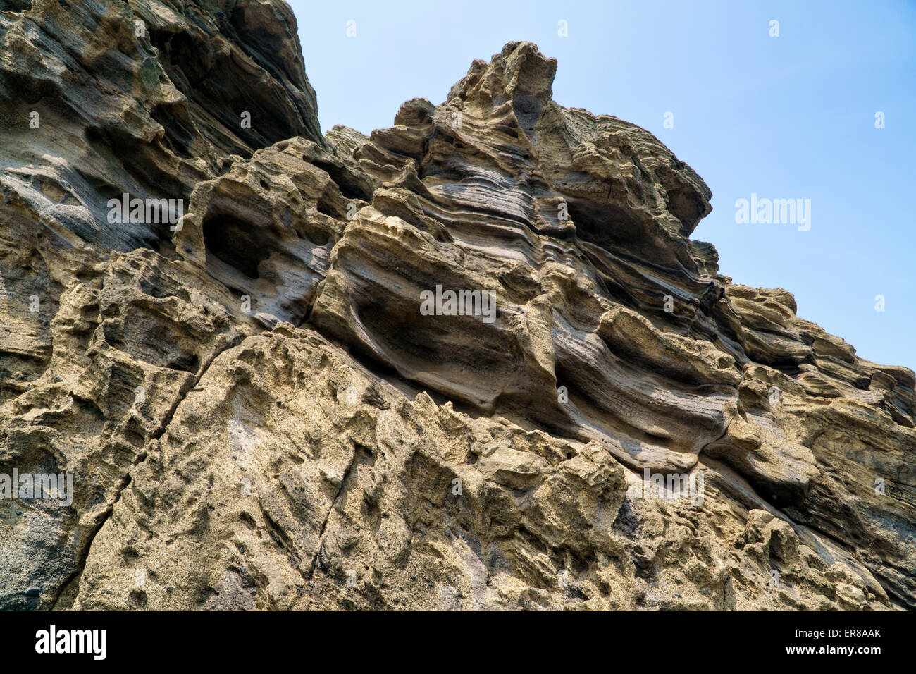 Stratificato di multistory ruvido e strane rocce sedimentarie nella famosa località turistica della costa Yongmeori(testa di drago costa) in Jeju Island, Foto Stock