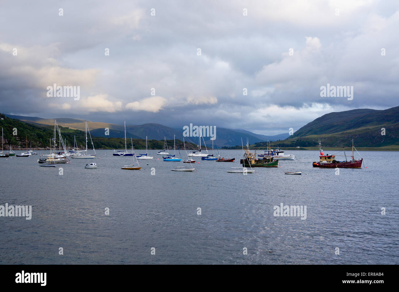 Un Teallach gamma della montagna che si affaccia su yachts all'ancoraggio, Loch Ginestra, Ullapool, Ross-shire, Highland, Scozia Foto Stock