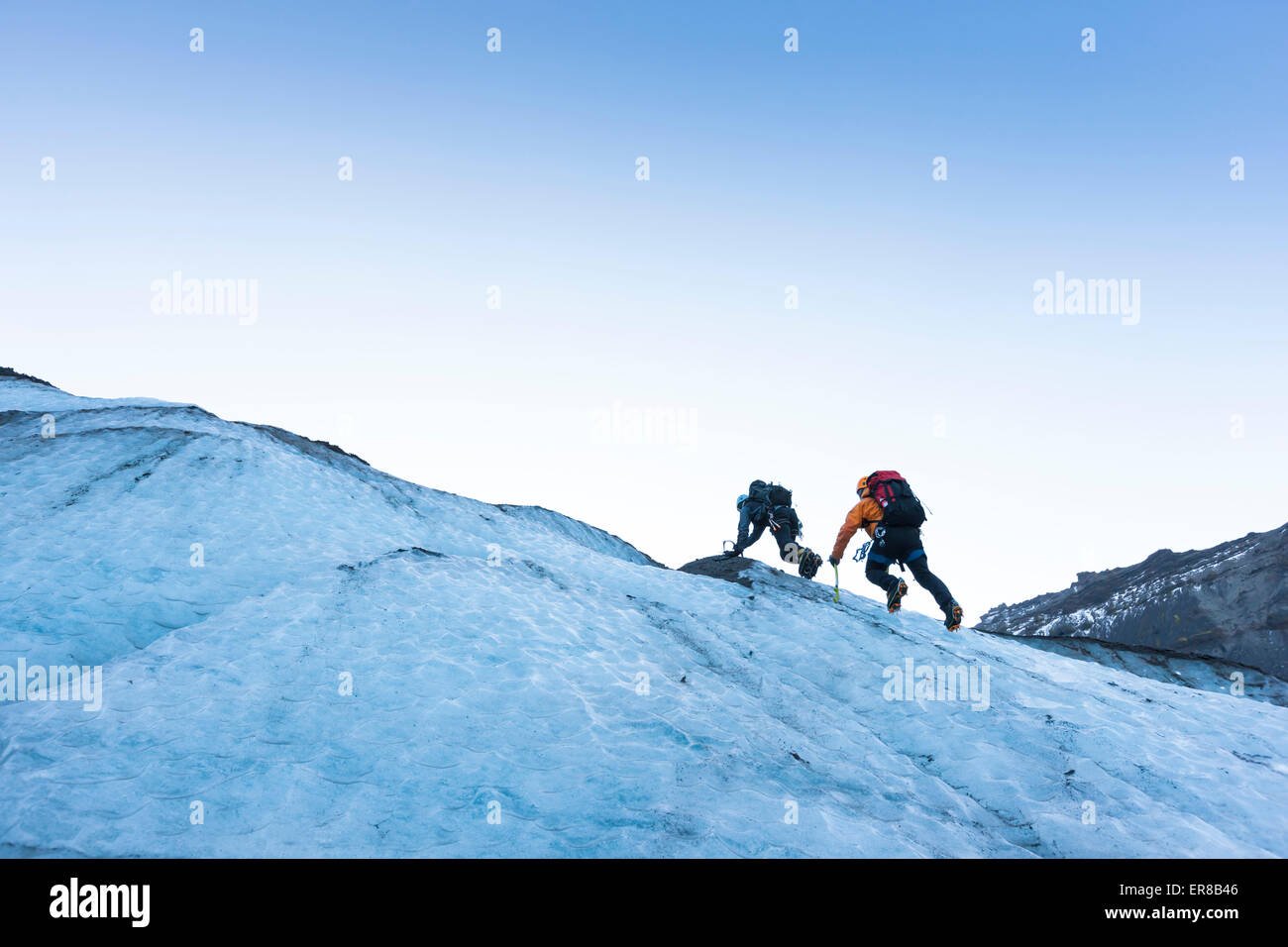 Due alpinisti su un ghiacciaio islandese. Foto Stock